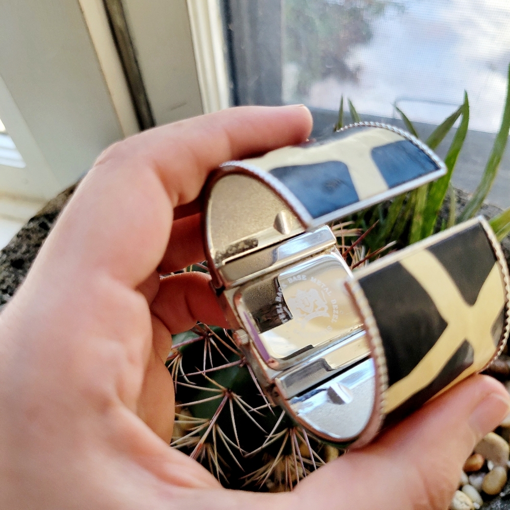 Vintage Varsales Classic Quartz Cuff Watch - Picture 10 of 10